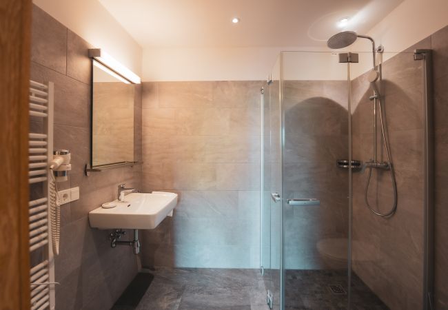 Ferienwohnung in Zell am See - SR, Top 14 - Ap. 87m² mit 2 SZ, Balkon 18m² Ferienwohnung in Zell am See - SR, Top 14 - Ap. 87m² mit 2 SZ, Balkon 18m²